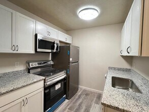 Building Photo - 128 W 9th Ave