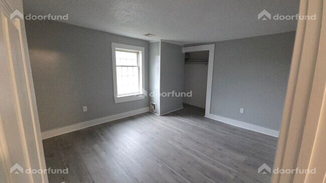 Building Photo - 418 River St