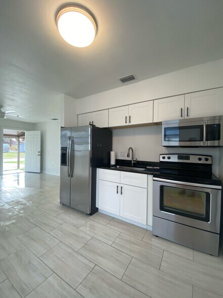 Building Photo - 313 N Arcadia Ave