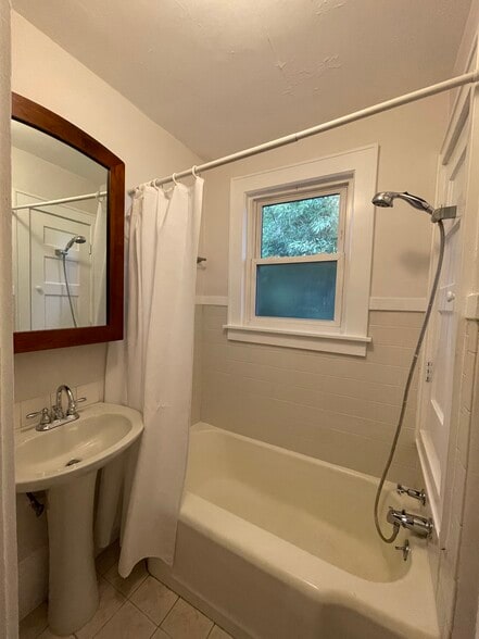 Building Photo - 942 Russell St