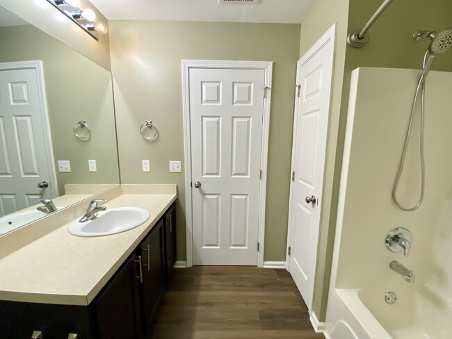 Building Photo - Charming End Unit Townhome in Mill Creek!