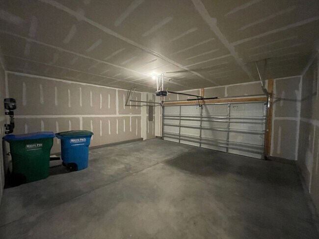 Building Photo - Beautiful Townhome located in Pineville, NC