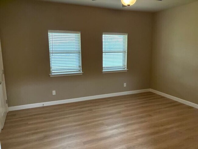 Building Photo - 5BR/3BA w/ Front Yard + Assigned Parking in Kingsbury, TX