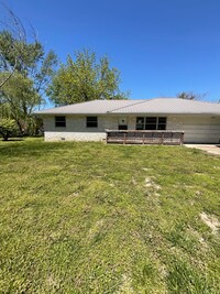 Building Photo - 3 bedroom 2 bathroom house for rent
