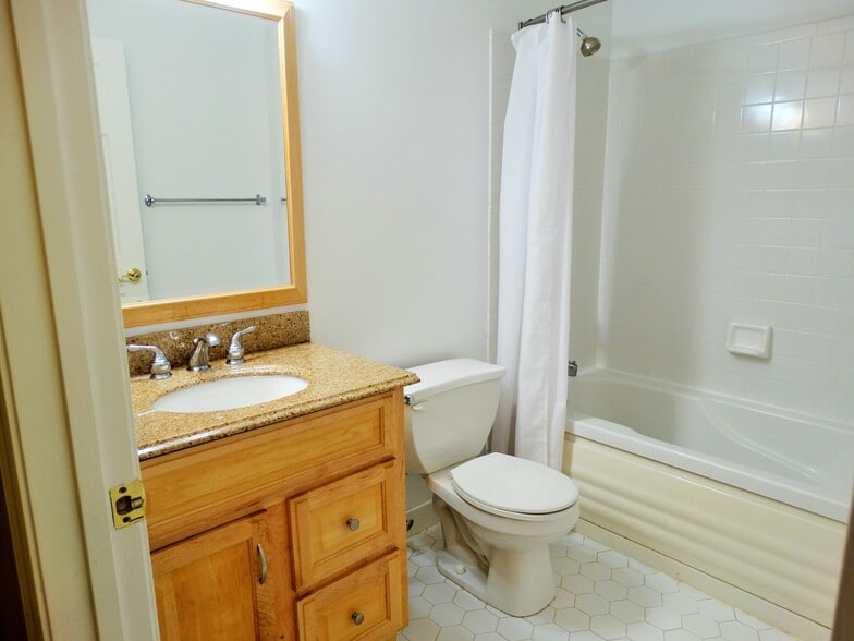 main full bath - 2269 Nash Ct
