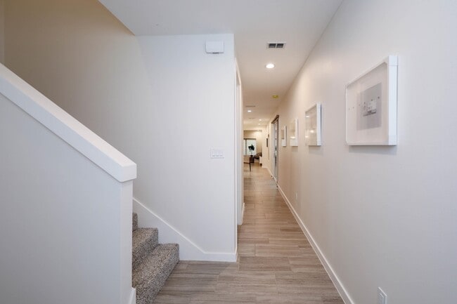 Building Photo - 406 Deer Path Lp