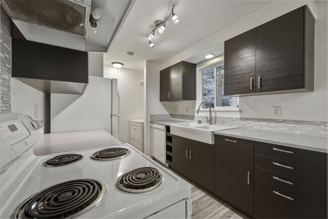 Building Photo - MOVE IN READY NOW! 2 bed 1 ba - Great location! Tumwater School District.