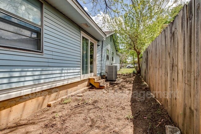 Building Photo - 1005 SW 63rd St