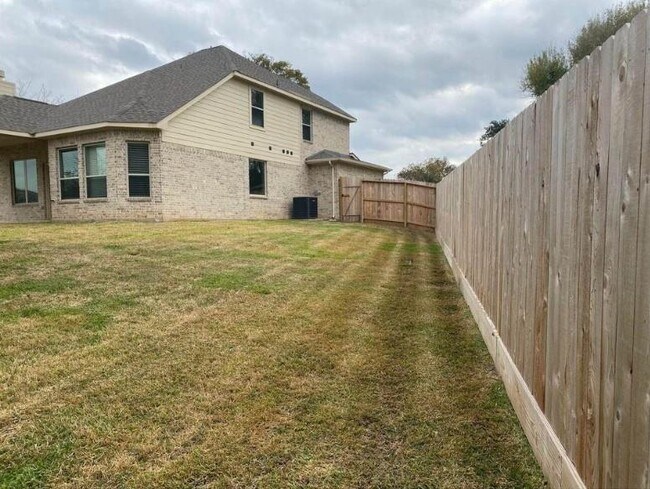 Building Photo - 10918 Hillside Dr