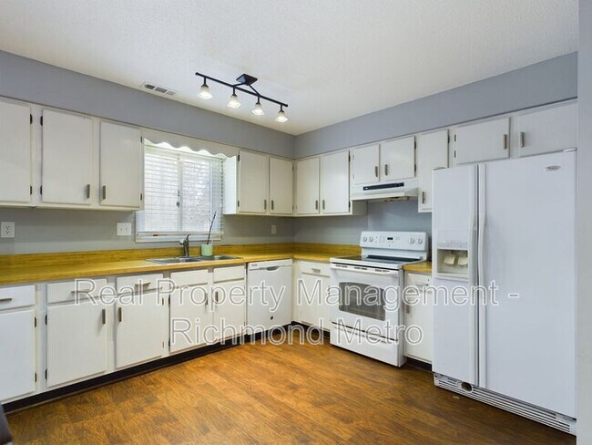 Building Photo - 1707 Foxfire Cir