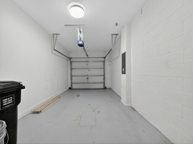 Building Photo - 6602 S Goldenrod Rd