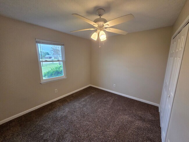 Building Photo - Peaceful Living at the End of a Cul-de-Sac!