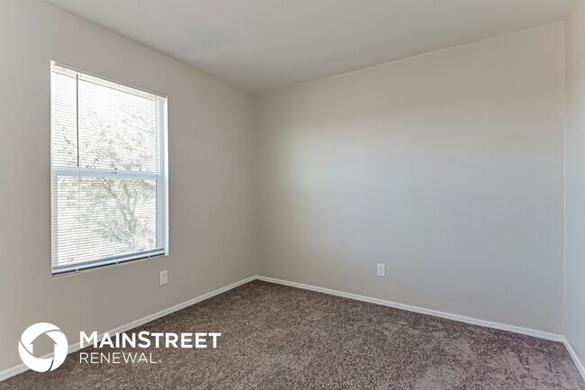 Building Photo - 5632 S Vine Ave