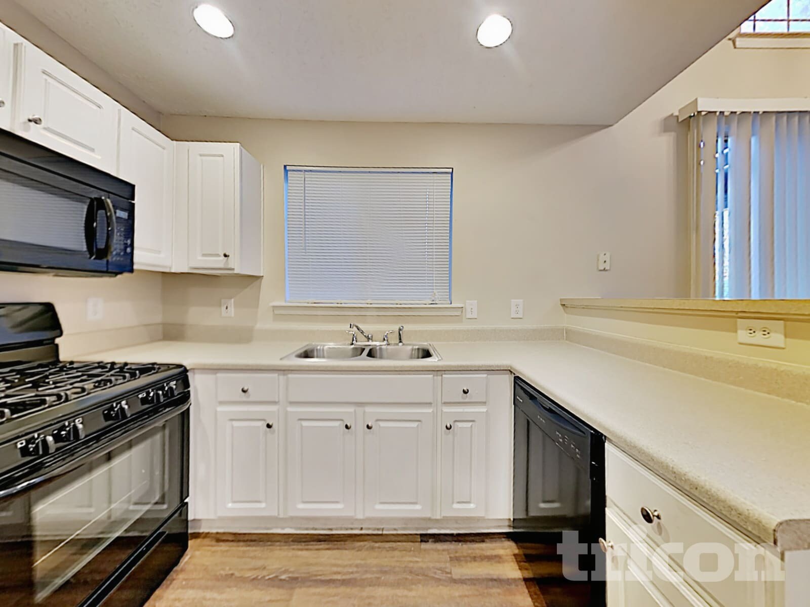 Building Photo - 102 W Oaks Pl