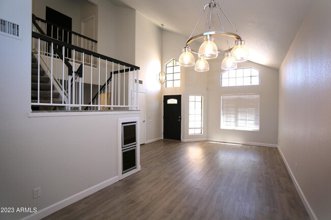 Building Photo - 924 E Manor Dr