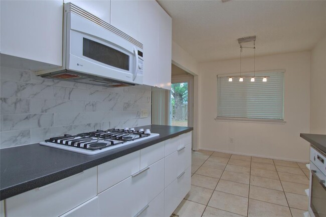 Building Photo - 12100 Lavinia Ln