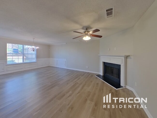 Building Photo - 1896 Roble Dr