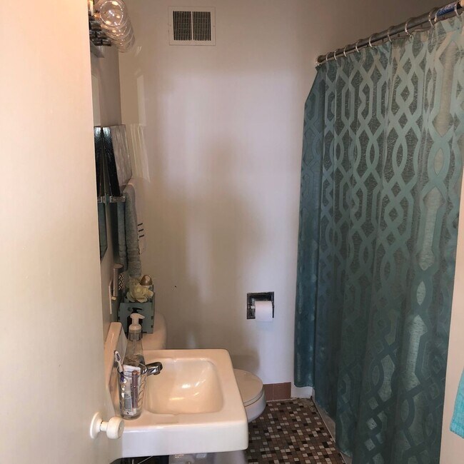 Building Photo - 544 N Main St