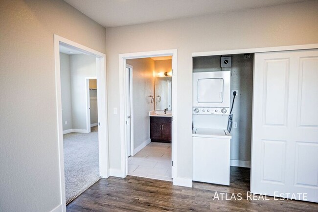 Building Photo - Beautiful 2 Bed 2 Bath Corner Apartment on...