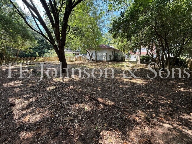 Building Photo - 817 S Hawthorne Rd