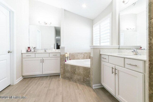 Building Photo - 15935 Great Lakes Cir