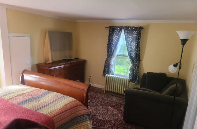 $950/mo - 2nd floor large Bedroom w Smart Tv, loveseat and desk - $950/mo - 9 Hobson Ave