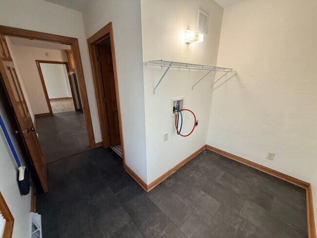 Building Photo - 2 Bedroom, 1.5 Bath Farm HOUSE, LARGE Yard, 2.5 Car Garage! UPDATES!