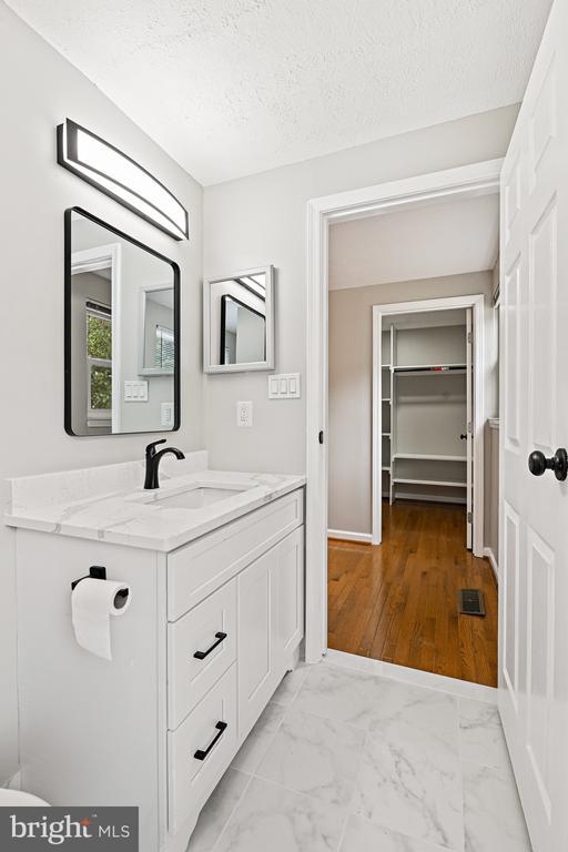 Building Photo - 9409 Mirror Pond Dr