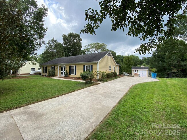 Building Photo - 1025 Thornsby Ln