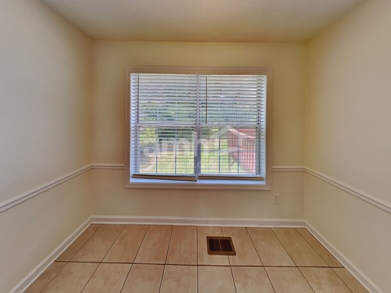 Building Photo - 502 Silver Maple Ln