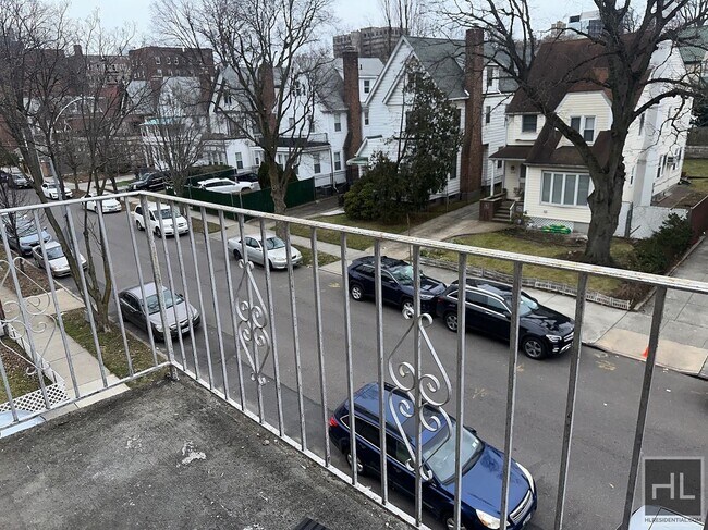 Building Photo - 76 DRIVE - Studio