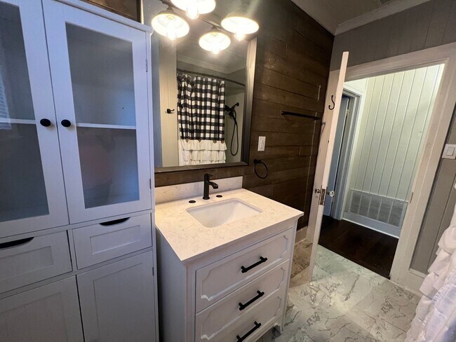 Building Photo - Southern Charm