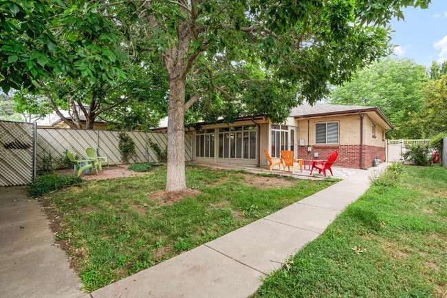 Building Photo - Two bedroom gem in the heart of Sloan's!