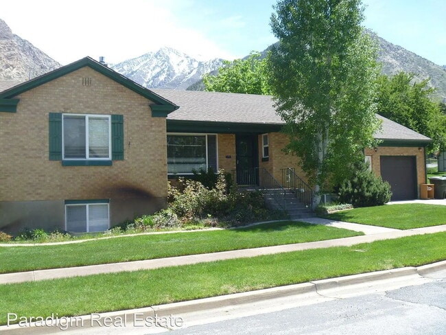 Building Photo - "Charming 2-Bed, 2-Bath Retreat in Ogden –...
