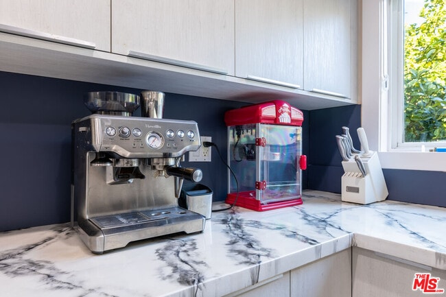 Building Photo - 1112 S Highland Ave