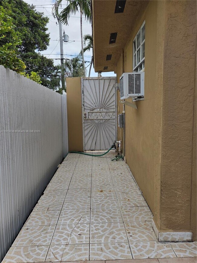 Building Photo - 340 SW 78th Ave