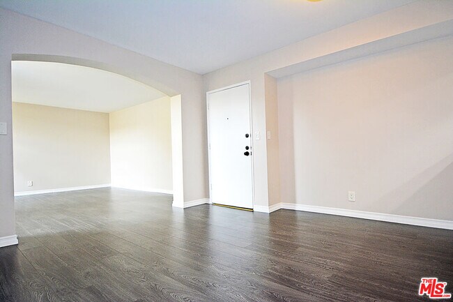 Building Photo - 750 Kings Rd