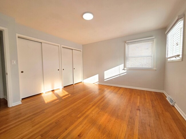 Building Photo - 29 E Lake Shore Dr