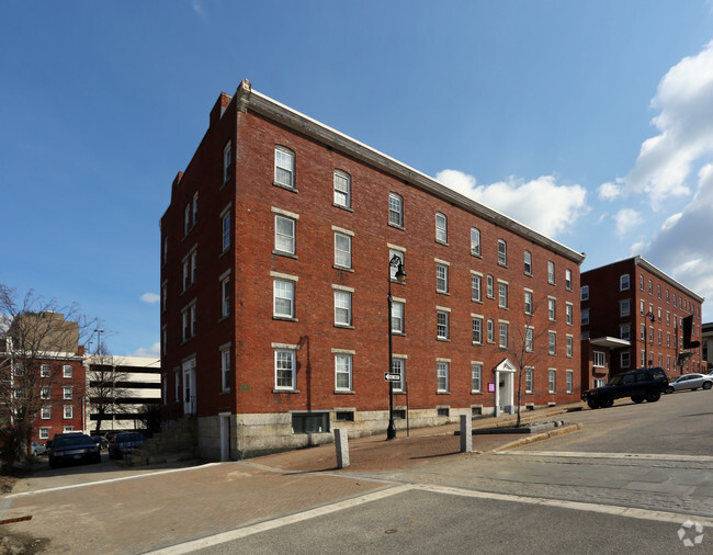 Building Photo - 83 Stark St