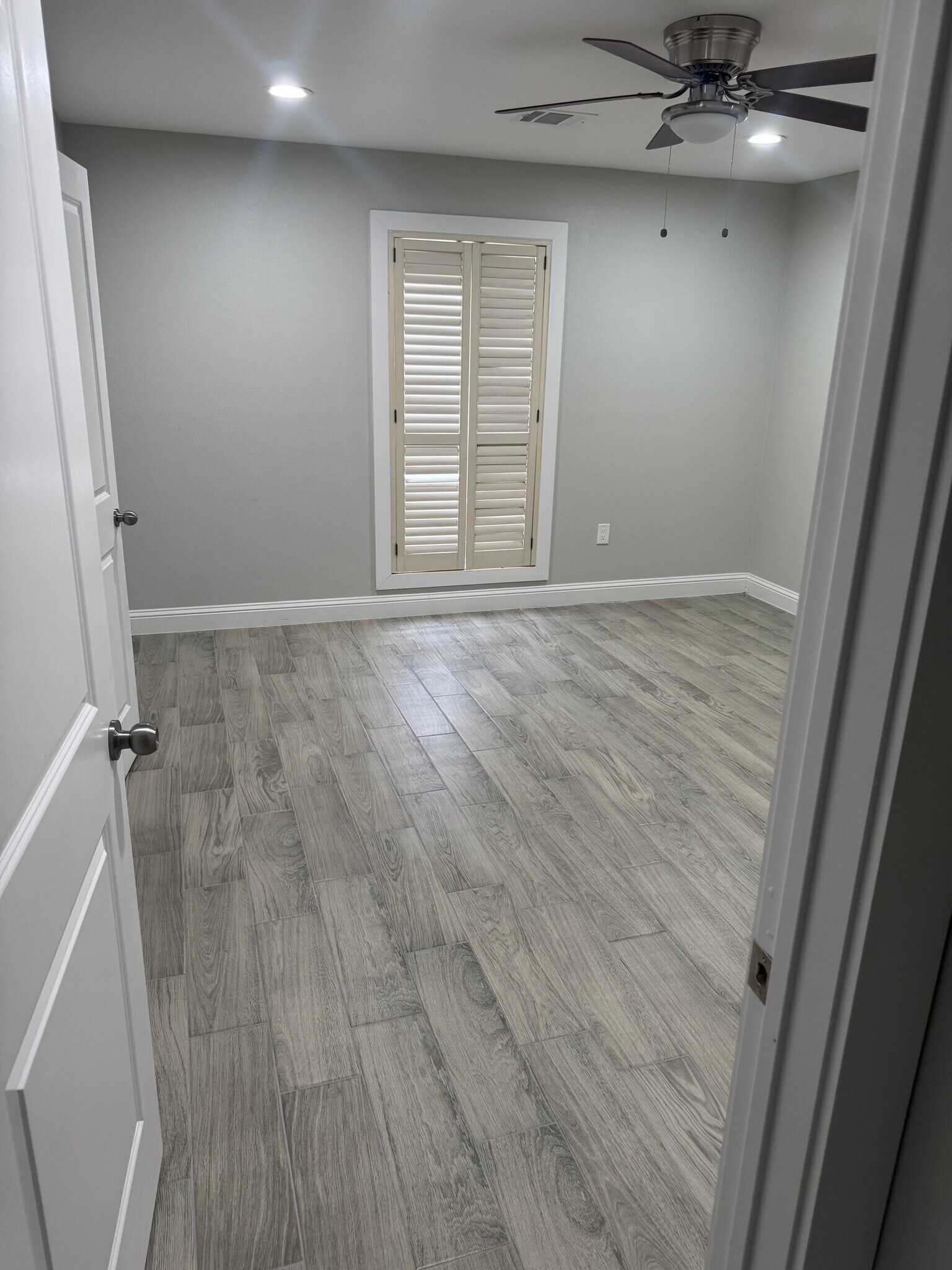 Building Photo - 2700 Country Club Dr