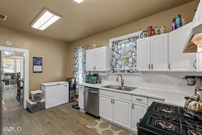 Building Photo - 130 Dalzell St