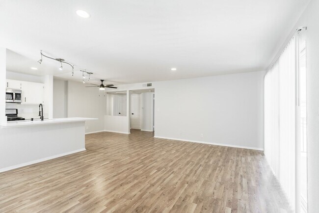Interior Photo - 1945 Glendon Avenue