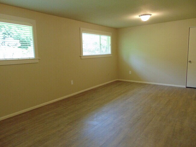 Building Photo - 3 Bedroom/1.75 Bath Bellevue Remodeled Ram...