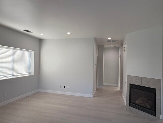 Building Photo - 615 Blue Mountain Way