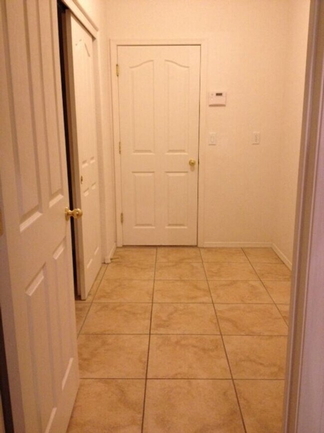 Building Photo - 6956 E Sandhurst Dr