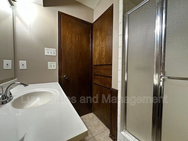 Building Photo - 813 N Eagle Ln
