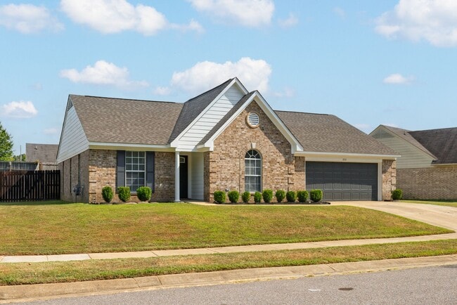 Building Photo - Recently renovated 3 bedroom, 2 bathroom h...