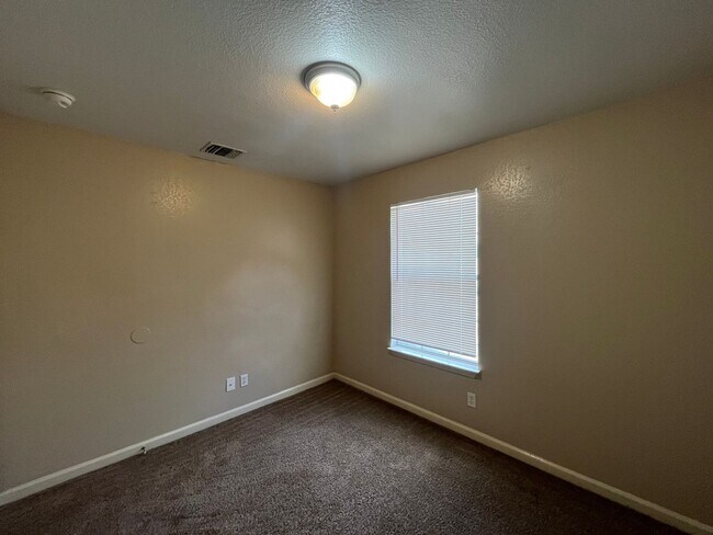 Building Photo - 5202 Fountain Lake Dr
