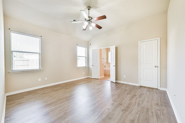 Building Photo - 7201 Valentine Ln