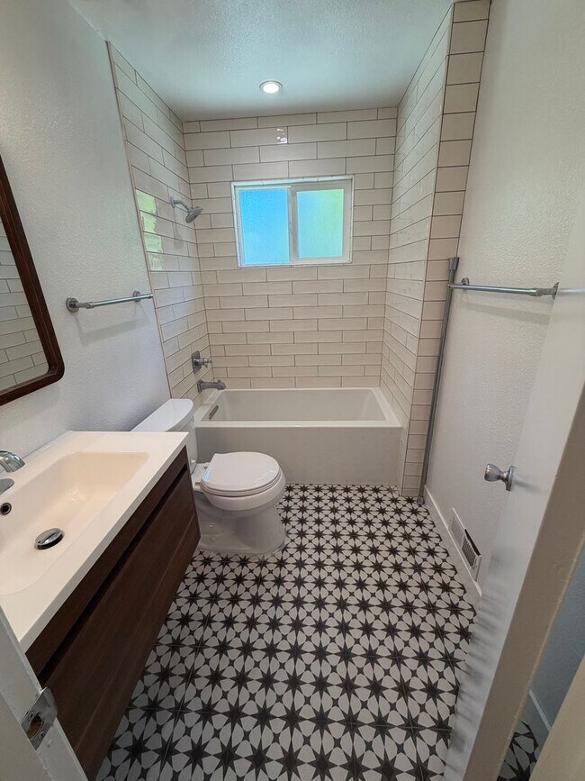 Building Photo - 3 Bedroom | 2 Bathroom | Single Family Home